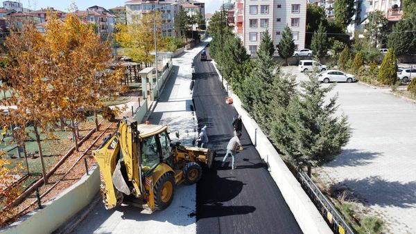 Aşık Dindari Sokakta asfalt serimi yapıyorlar.